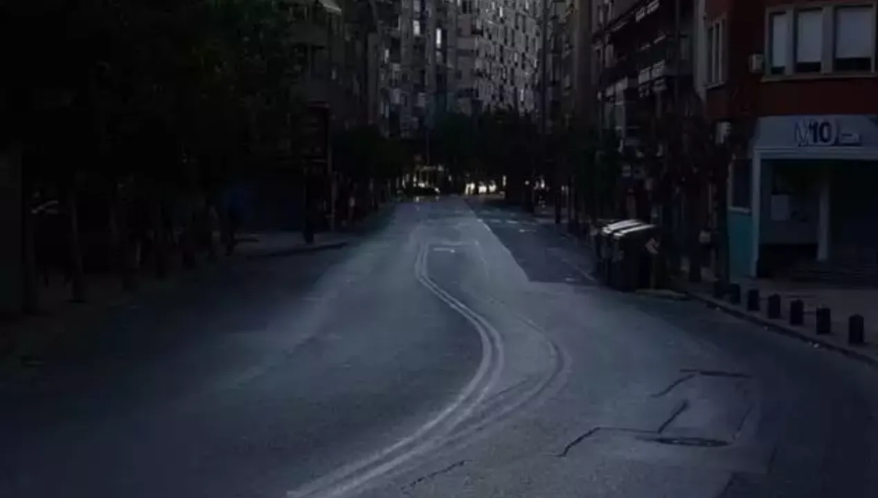 (огни освещают город и редко погружаются в темноту.)